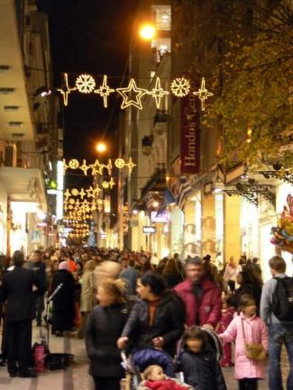 Las calles de Atenas se adornan con estrellas y luces de colores.