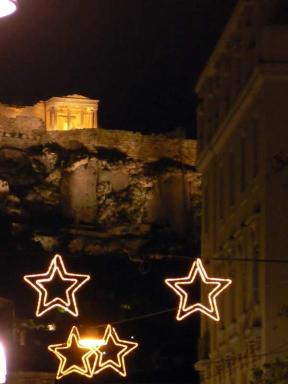 Más adornos en las calles de Atenas