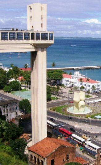 Elevador Lacerda (ex Elevador da Concierto): mediante él se puede acceder a la Ciudad Alta y a la Ciudad Baja y viceversa. Fue contruido en 1873 y restaurado tecnológicamente en 1930