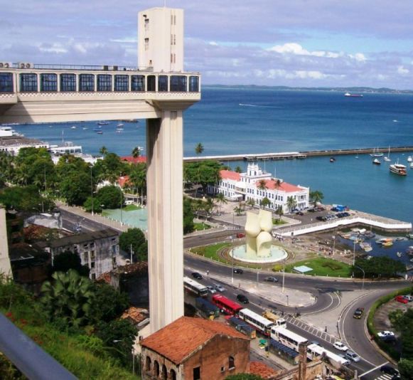 Vista de la ciudad y el elevador Lacerda