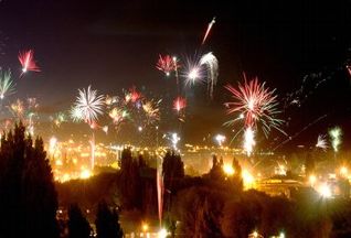 Fuegos Artificiales al cumplirse las doce de la noche en Navidad