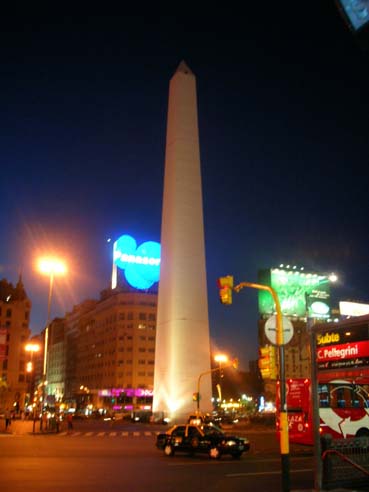 Intersección de Av. Corrientes y Av. 9 de Julio en el Obelisco de Buenos Aires