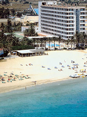 Playa d'en Bossa en la isla de Ibiza España.