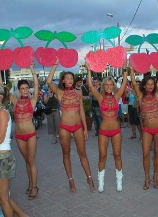 Promotoras de Pachá salen a recorrer Ibiza para promocionar la disco.