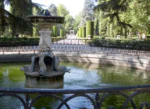 Fuente en el interior del Parque del Capricho en Madrid España