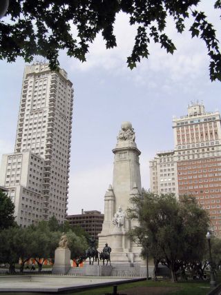 Plaza España y el Monumento a Cervantes
