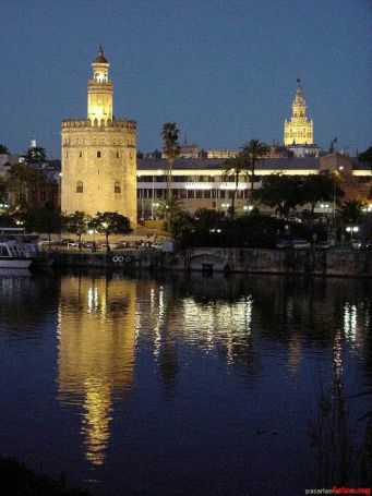 La Giralda y la Torre de Oro en Sevilla, Barrio Santa Cruz