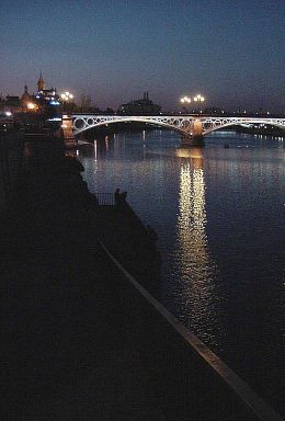 Puente de Triana de Noche en Sevilla