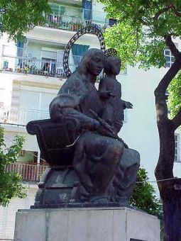 Monumento de María Auxiliadora en el barrio de Triana