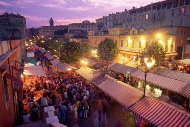 La zona del Cours Saleya posee bares y cafeterías muy visitadas.