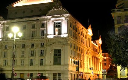 La Ópera, de estilo imperio francés erizada en el año 1885 en donde lo que antes era el Teatro Municipal, que fue incendidado.