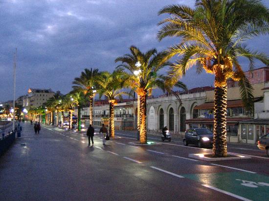 Promenade des Anglais de Noche en Niza, Francia.