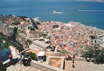 Es posible ir desde Atenas hasta los lugares Clásicos del Peloponeso como Micenas, Corinto y Epiadauro.