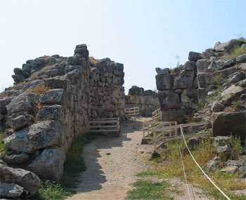Tirinto es un emplazamiento arqueológico micénico en el nomos griego de la Argólide en la península del Peloponeso.