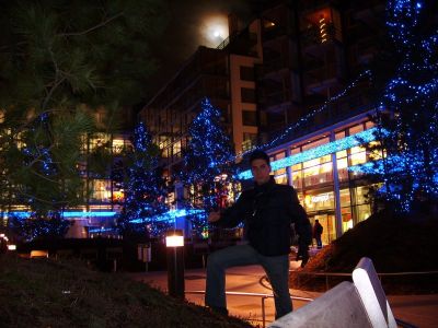 Plaza de Helsinki en Navidad junto a un turista.