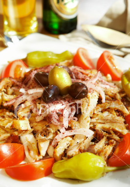 El "Shawarma", delgadas lonchas de sabrosa carne de cordero sazonada, que gira en un espeto vertical frente al fuego.