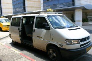 Taxímetros o Taxi Sherut en Israel realizan un recorrido interurbano y con costo fijo.