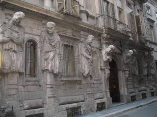 Fachada de la Casa de los Omenoni en Milán.