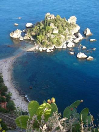 Como su nombre lo indica es la Isola Bella, en ella hay un enorme palacio de estilo barroco construido por Carlos III Borromeo, quien se lo regaló a su esposa Isabella D´Adda. En su jardín interior existen estatuas, fuentes y plantas exóticas. 