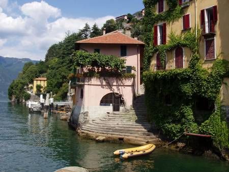 Esta ciudad y lago, que llevan el mismo nombre cuenta con pequeñas casitas situadas entorno al lago, denominadas villas. Villa Olmo es una de las más importantes del lugar.