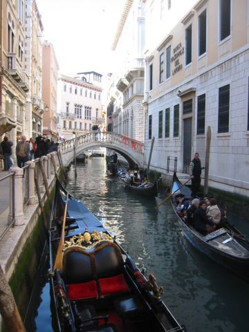 Gondolas por los Canales de Venecia