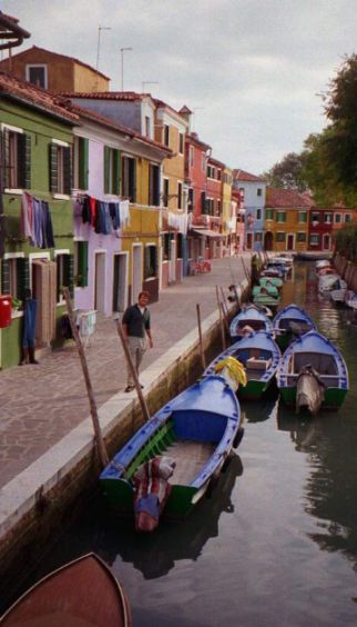 La Isla Burano en Venecia está plagada de casitas multicolores.