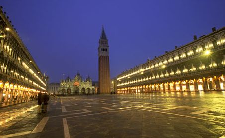 Plaza San Marcos Iluminada de Noche