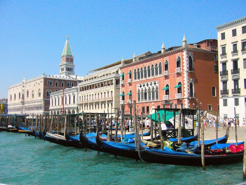 Gondolas en la Zona del Rialto Venecia