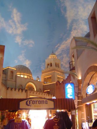 El Hotel Aladdin que abarca el "Desert Passage", un pasaje comercial basado en las rutas comerciales del norte de África que se extendía desde el mar Arábigo hasta España.