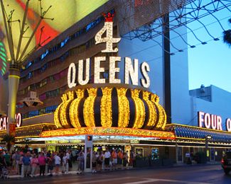 El hotel casino Four Queens está ubicado sobre la galería Fremont Street en el centro de Las Vegas. Tiene 690 habitaciones finamente amobladas y dos restaurantes.