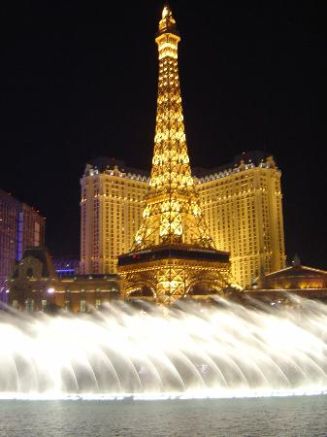 Fuente Bellagio, detrás una mini Torre Eiffel