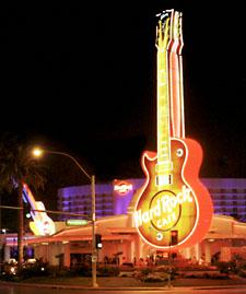 Hard Rock Hotel Casino de Las Vegas: El contemporáneo Hotel Casino Hard Rock está a menos de una milla de la strip y un sitio favorito de reunión de la gente joven, incluyendo personalidades famosas.