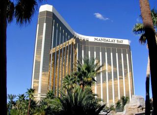 Mandalay Bay Hotel Casino: Este es uno de los nuevos hoteles casinos, famoso por su motivo de isla exótica con una enorme bahía tropical, playa arenosa y cuatro piscinas.