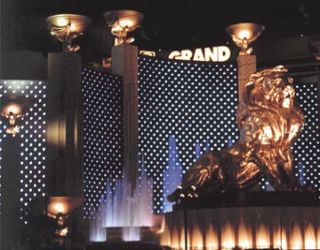 MGM Grand Hotel Casino: El hotel cuenta con 5.005 habitaciones, un parque de diversiones, 16 restaurantes una área de comida rápida y una pequeña plaza comercial.