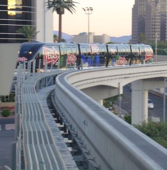 El servicio de monorail funciona todos los dias de 7 a 2 de la mañana y realiza un trayecto corto entre el Hotel Sahara hasta el imponente Hotel MGM Grand, realizando una escala en el Centro de Convenciones de Las Vegas.