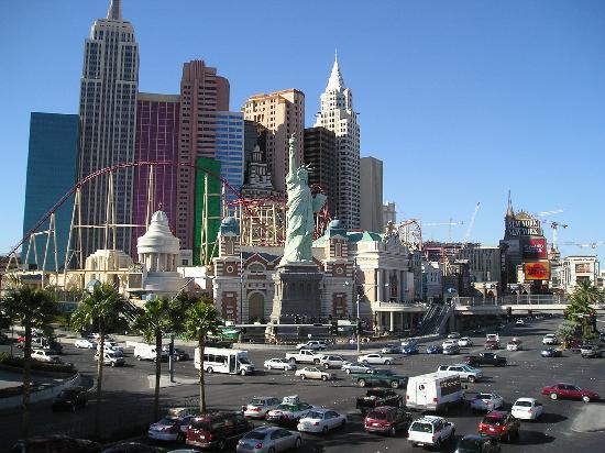 Hay una réplica de la Estatua de la Libertad y los rascacielos de Nueva York, un Volcán que erupciona todas las noches, la Torre Eiffel en minuatura, carteles de neones y luces multicolores todo en 8 kilómetros de distancia.