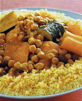 El Couscous o cuscús, elaborado con sémola, huevo, pollo, cordero y verduras varias.