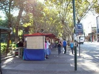 Puesto de Artesanos en la Plaza San Martín de Mendoza