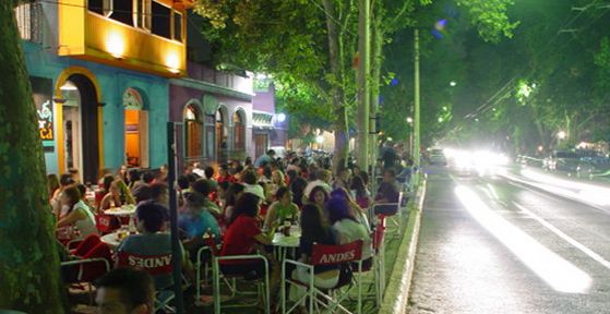 Avenida Aristides Villanueva de Mendoza de noche