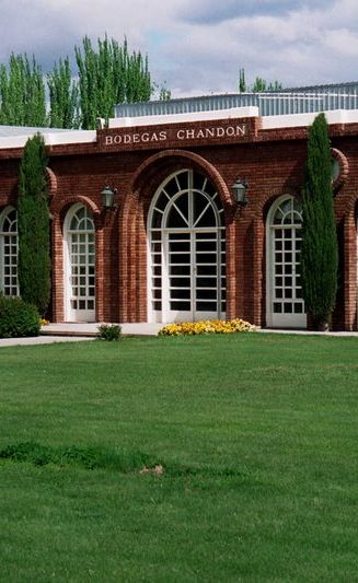 Entrada a la famosa bodega Chandon en Luján de Cuyo, Mendoza