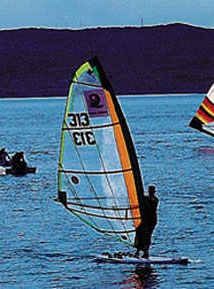 Embalse El Carrizal donde se pueden practicar actividades como el windsurf