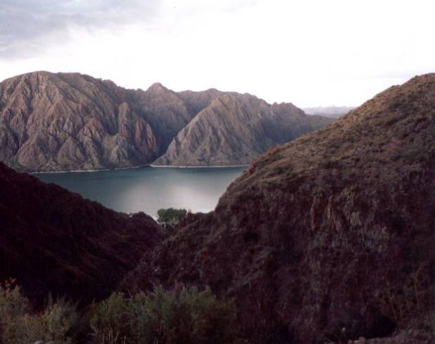 Embalse, lago y represa Los Reyunos en San Rafael