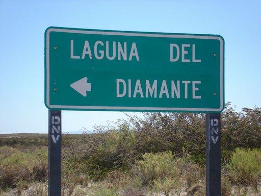 Cartel hacia la Laguna del Diamante