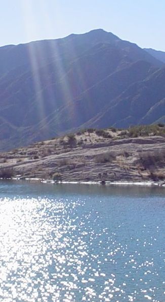 Turismo en Mendoza - Reflejo del sol bajo las montañas de Mendoza