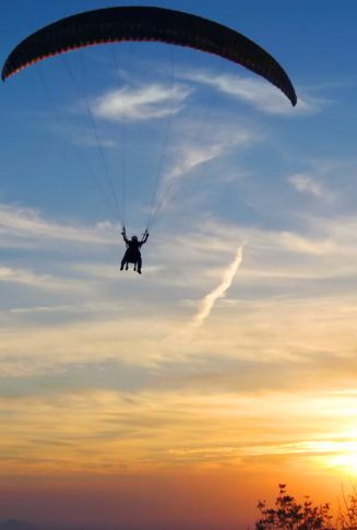 La practica de parapente en Mendoza se realiza desde cerros cercanos a las ciudades