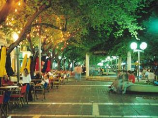 Peatonal Sarmiento de noche en Mendoza