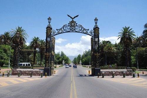 Portones de ingreso del Parque General San Martín en Mendoza