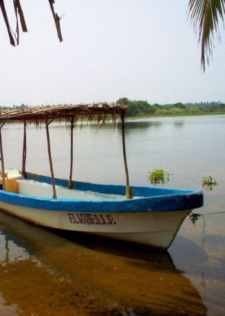 Una lancha en la Laguna Coyuca