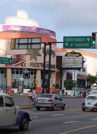 En Acapulco existen tienda de artículos de playa, casas de ropa y artesanías por toda la ciudad