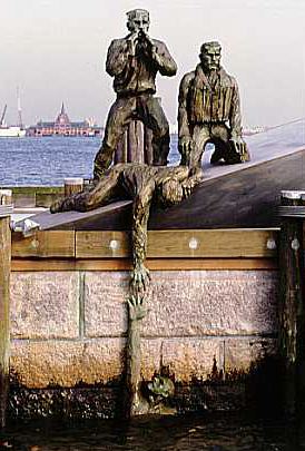 Monumento a los Marinos Mercantes, se construyó en 1991.